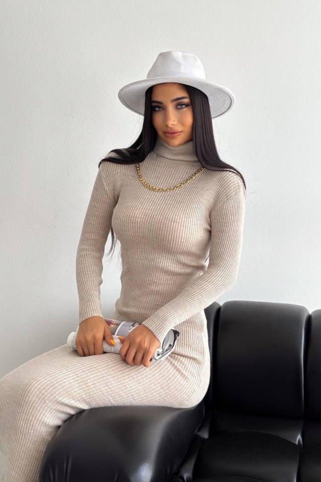 Yaka Zincirli Uzun Kollu Maxi Triko Elbise Bej