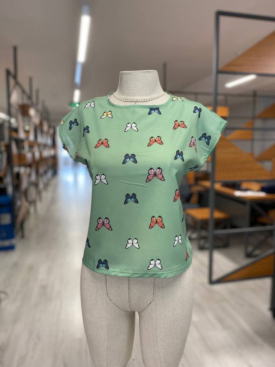 Kadın Kelebek Desenli Moskrep Kumaş T-Shirt